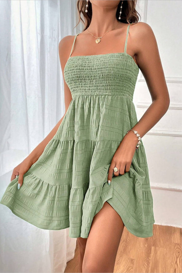 Kvinno smockklänning i tierad design för sommarens aktiviteter - justerbara axelband, passform