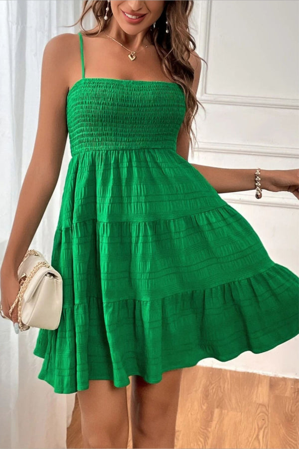 Kvinno smockklänning i tierad design för sommarens aktiviteter - justerbara axelband, passform