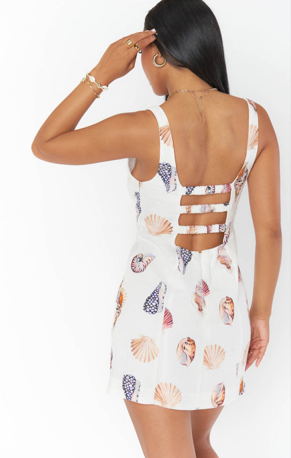 Kvinnors avslappnade sundress i vit linne med snäckmönster - mini klänning för sommardagar