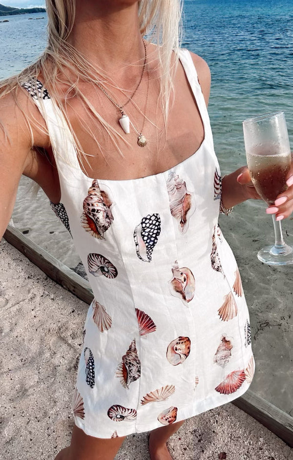 Kvinnors avslappnade sundress i vit linne med snäckmönster - mini klänning för sommardagar