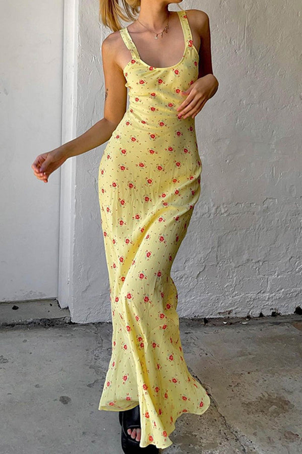 Kvinnors blommig maxiklänning i gult - en snygg sommaroutfit med rundad halsringning