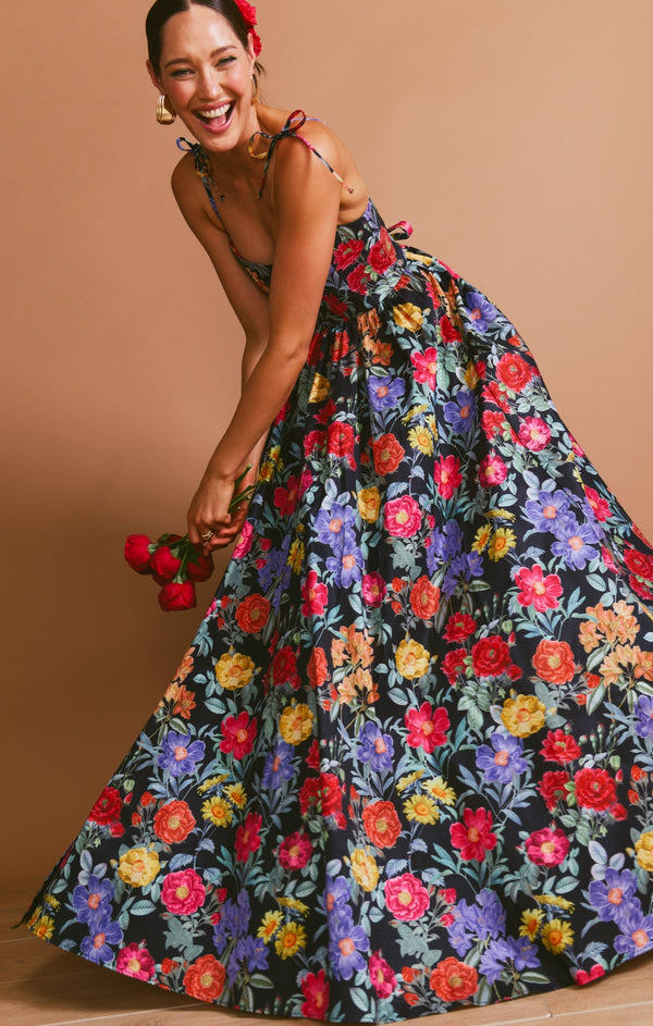 Kvinno maxiklänning med elegant blommönster i svart taft – mångsidig sommar- och kvällsoutfit