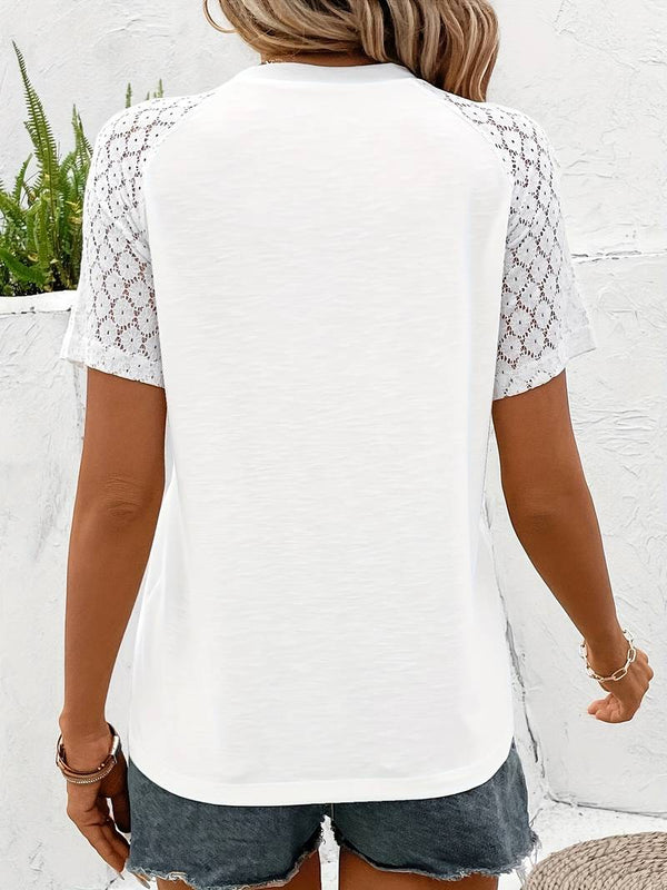 Kvinnors t-shirt med spetsdetaljer och knappar - elegant och avslappnad vit tee för vardagsbruk