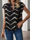 Kvinnors trendiga v-ringad blus i gult med chevronmönster - elegant kortärmad topp för vardag och kontor