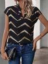 Kvinnors trendiga v-ringad blus i gult med chevronmönster - elegant kortärmad topp för vardag och kontor