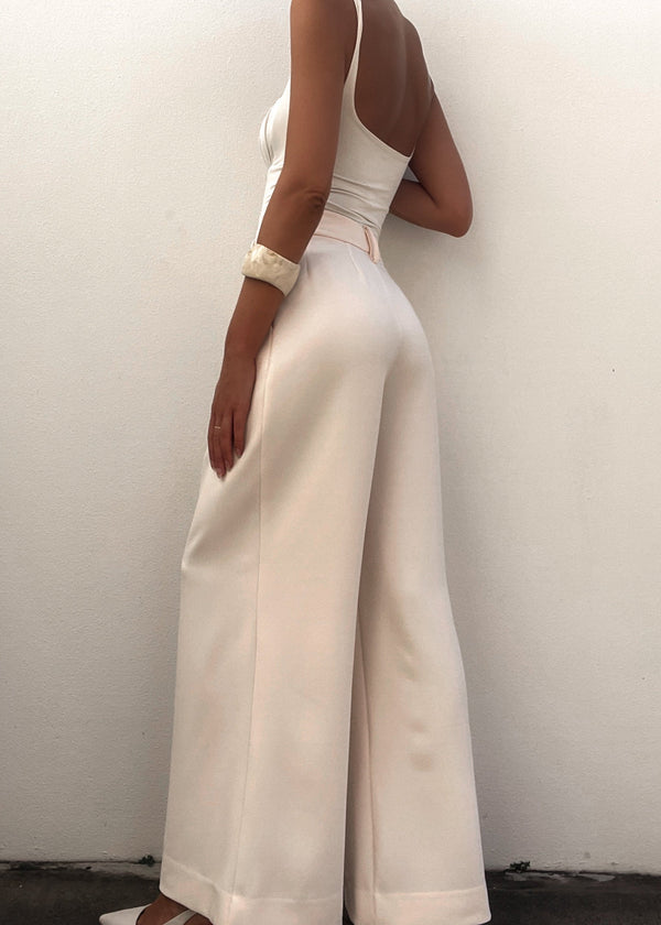 Kvinnors vida byxor i eleganta beige – skräddarsydd passform för kontor eller kvällsevenemang
