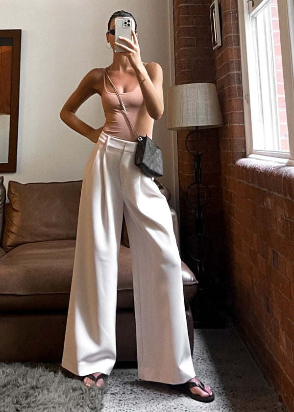 Kvinnors vida byxor i eleganta beige – skräddarsydd passform för kontor eller kvällsevenemang