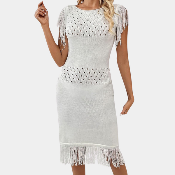 Stickad klänning - vit sommarklänning för damer med fransdetaljer