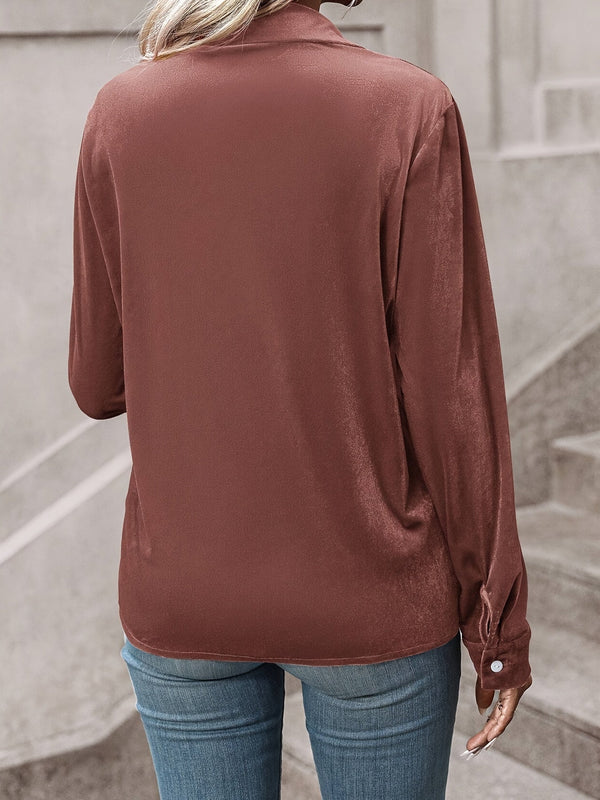 Kastanjebrun satinblus - elegant kvinnoskjorta med dubbla fickor