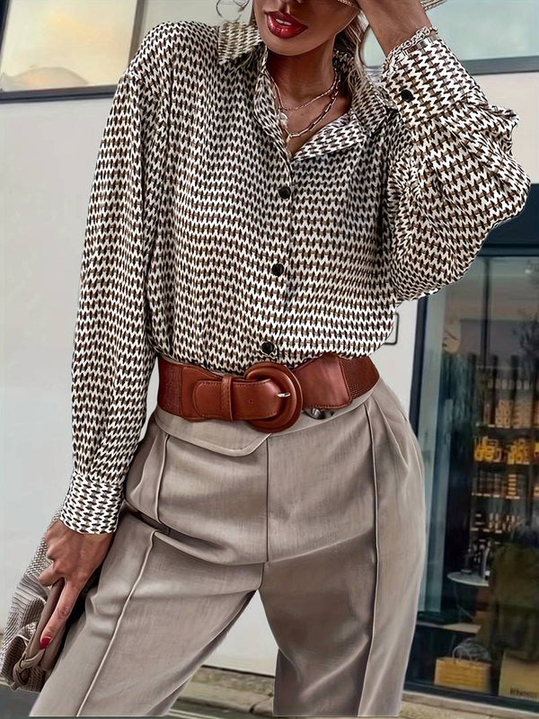 Kvinnors blus med vintage-mönster – lätt brun kontorsklädsel med klassisk lång ärm och knappstängning