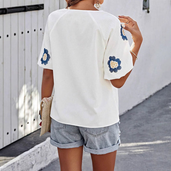 Kvinnors broderade blus - lättviktig blus med blommönster för en avslappnad sommarstil