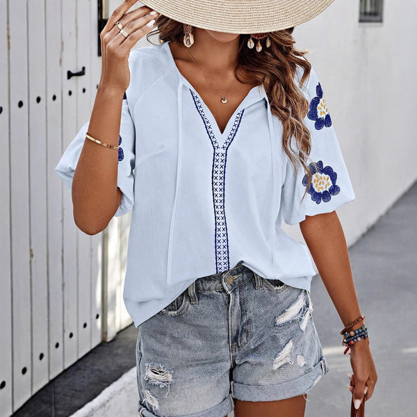 Kvinnors broderade blus - lättviktig blus med blommönster för en avslappnad sommarstil