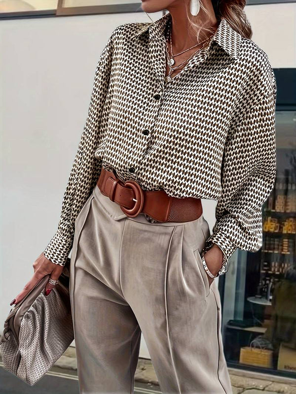 Kvinnors blus med vintage-mönster – lätt brun kontorsklädsel med klassisk lång ärm och knappstängning