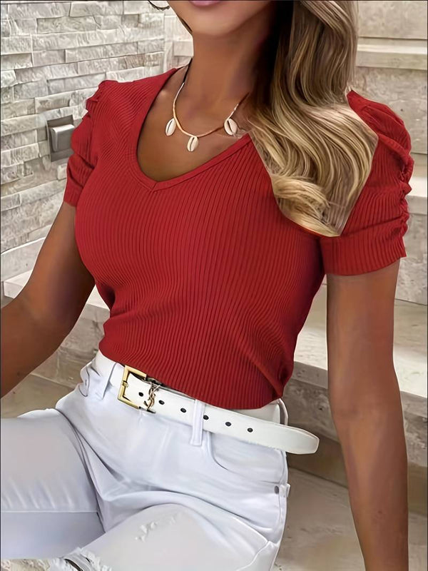 Ribbad t-shirt - elegant sommartopp för kvinnor