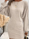 Kvinnors avslappnad beige stickad klänning med ballongsärmar - elegant ribbad bodycon stil för eftermiddagste