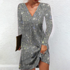 Glittrande grå långärmad klänning med v-ringning - elegant kvällsoutfit för kvinnor