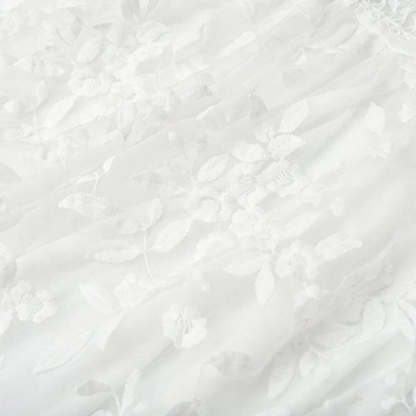 Kvinno casual vit spets mini klänning med blommönster - charmig strandklädsel för sommarträffar