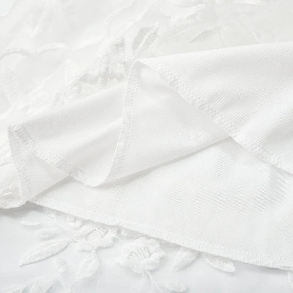 Kvinno casual vit spets mini klänning med blommönster - charmig strandklädsel för sommarträffar