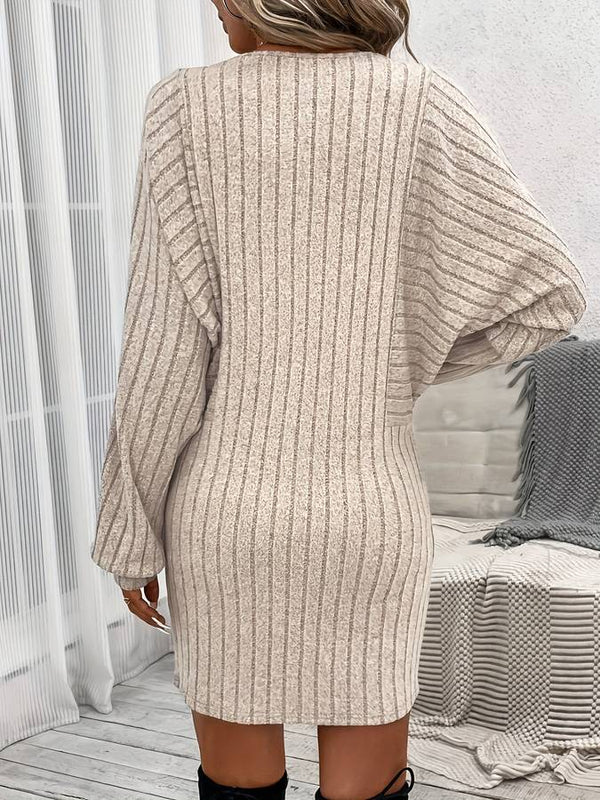 Kvinnors avslappnad beige stickad klänning med ballongsärmar - elegant ribbad bodycon stil för eftermiddagste
