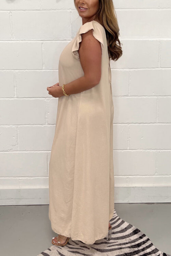 Kvinnors maxiklänning med volangärmar - elegant sommarplagg för trädgårdsfester