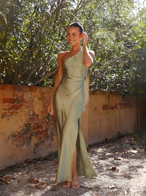 Kvinnors festklänning i maxilängd med en axel i elegant grön - sofistikerad kvällsoutfit med slits