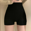 Ribbade högmidjade shorts - eleganta stickade shorts för kvinnor