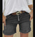 Kvinnors slitna denimshorts - trendiga högmidjade shorts för damer