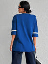 Kvinnors oversized varsity t-shirt - avslappnad passform med sportiga detaljer för vardagligt bruk