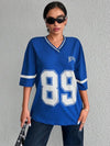 Kvinnors oversized varsity t-shirt - avslappnad passform med sportiga detaljer för vardagligt bruk