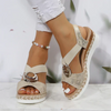 Kvinnors kilklackssandaler med stilren espadrilldesign - trendig sommarfootwear för utflykter