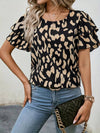 Kvinnors leopardmönstrad blus med kort ärm - elegant och avslappnad outfit för damer