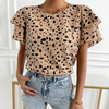 Kvinnors luftiga sommarblus - trendig beige topp med svarta prickar för eleganta tillfällen - stiligt helmönster