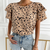 Kvinnors luftiga sommarblus - trendig beige topp med svarta prickar för eleganta tillfällen - stiligt helmönster