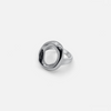Damring i silver med ihålig design - en chic accessoar för vardaglig elegans