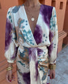 Kvinnors knytklänning med färgglad print - v-ringad klänning för en trendig look