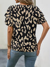 Kvinnors leopardmönstrad blus med kort ärm - elegant och avslappnad outfit för damer