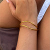 Kvinnors guldfärgad cuffarmband - stiligt öppet accessoar för kvällslook