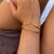 Kvinnors guldfärgad cuffarmband - stiligt öppet accessoar för kvällslook