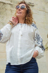 Kvinnors broderade blus i elegant vitt med marin detaljer - stilig och mysig casual topp