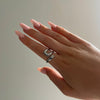 Snyggt silverring med konstnärlig design - modern skulptural accessoar för alla tillfällen