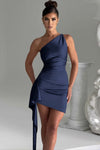 Damerna asymmetrisk mini klänning - elegant bodycon kvällsklänning med draperad detalj