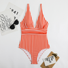 Damernas eleganta baddräkt - chic randig design för strand och pool