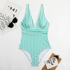 Damernas eleganta baddräkt - chic randig design för strand och pool