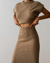 2-delat set med ribbat stickat crop top och kjol - en trendig outfit för både avslappnade och smarta tillfällen