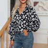 Kvinnors leopardmönstrad blus – chic casual toppar i elegant svart och vitt