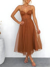 Kvinnors cocktailklänning med elegant tulle-lagerdesign - stiliga kvällsoutfits