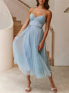 Kvinnors cocktailklänning med elegant tulle-lagerdesign - stiliga kvällsoutfits