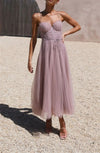 Kvinnors cocktailklänning med elegant tulle-lagerdesign - stiliga kvällsoutfits