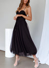 Kvinnors cocktailklänning med elegant tulle-lagerdesign - stiliga kvällsoutfits