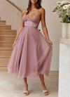 Kvinnors cocktailklänning med elegant tulle-lagerdesign - stiliga kvällsoutfits
